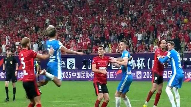 某队门将表现神勇，助力球队获胜