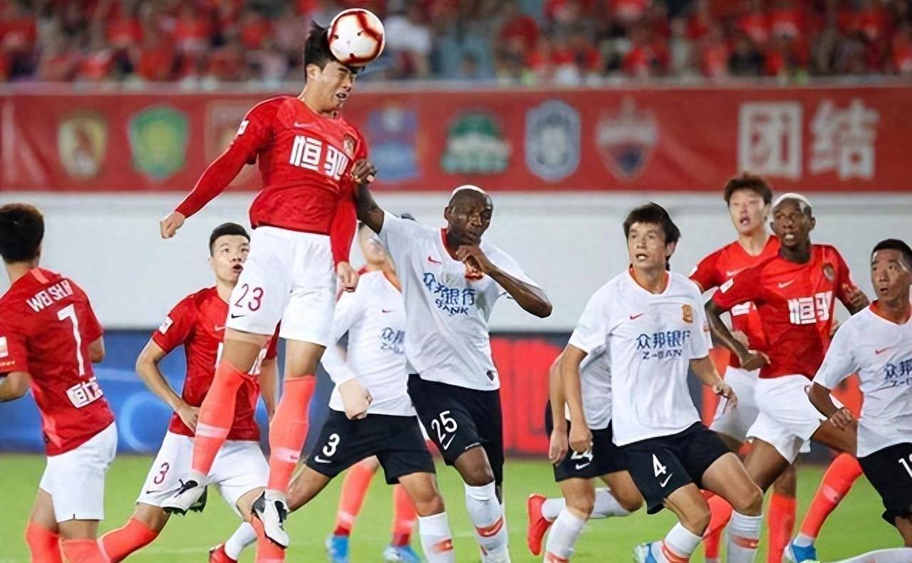 球员迟到被罚款，球队管理严格