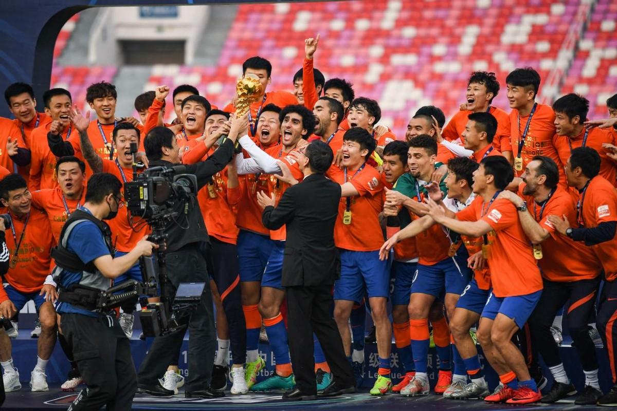 中国球队夺冠后喜极而泣，全场观众欢呼的简单介绍