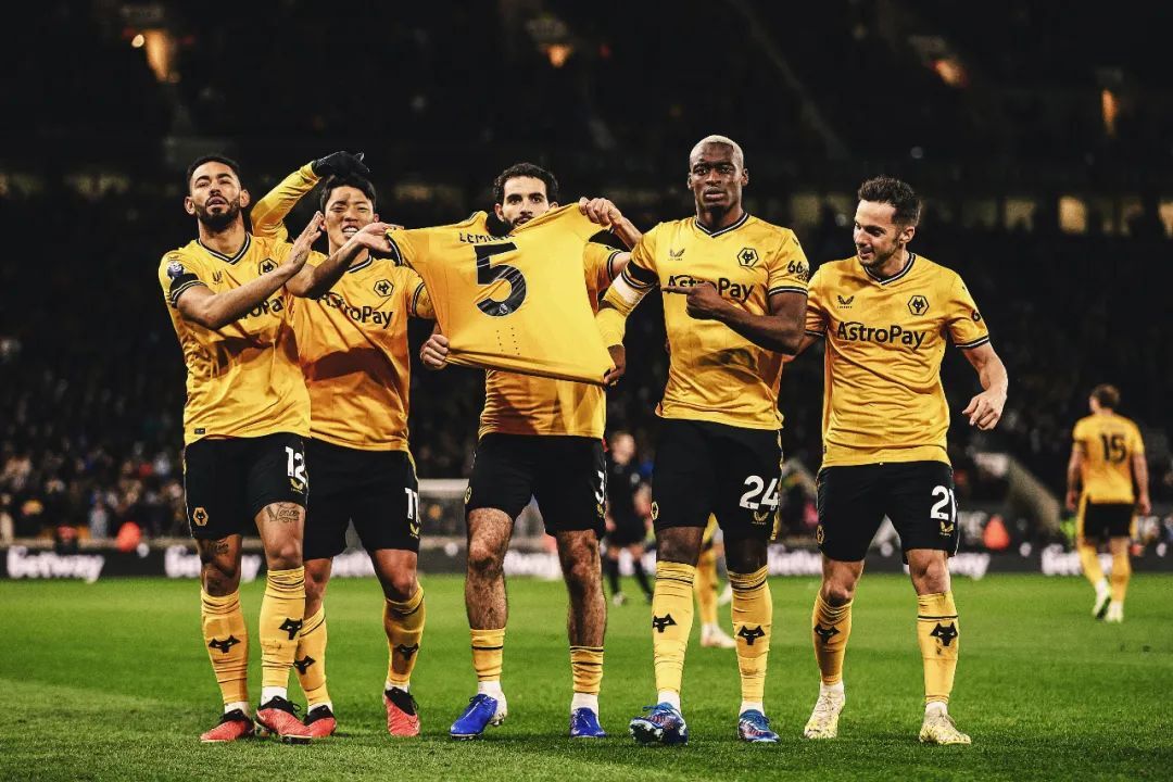 包含埃弗顿主场击败狼队，成功卫冕领先地位的词条