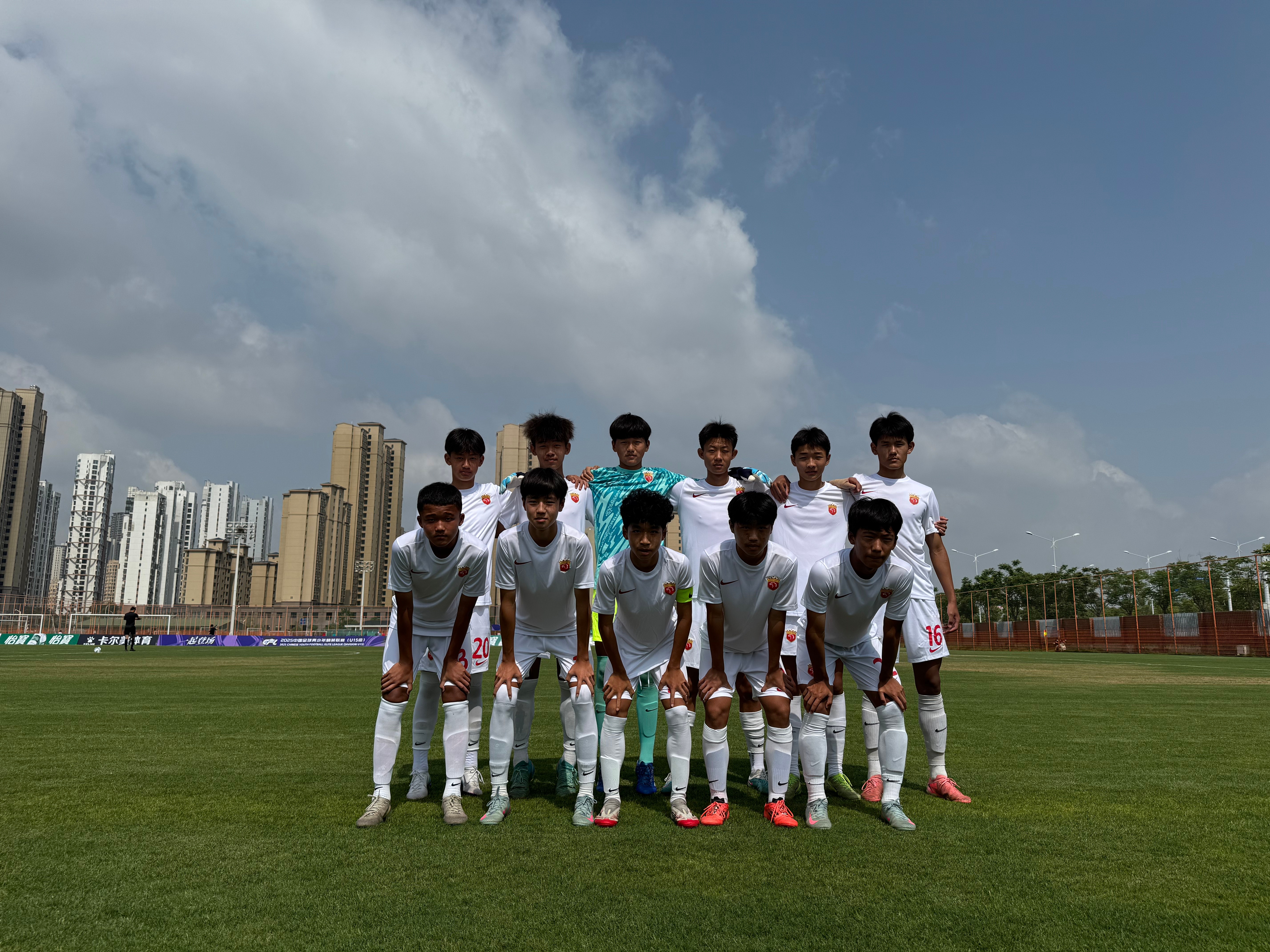 一支足球队在比赛中展现出超凡实力，获得胜利