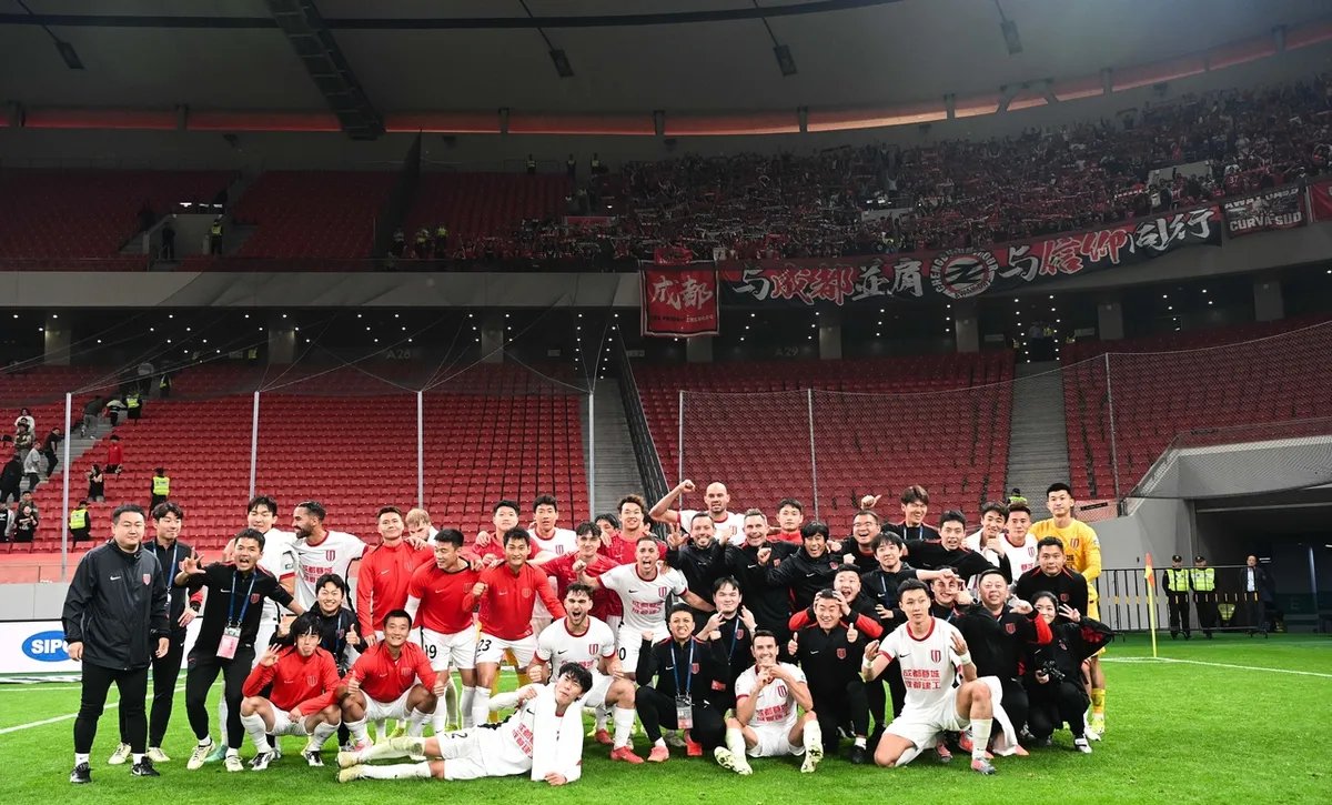关于成都市民队主场惜败，球员团结合作表现出色的信息