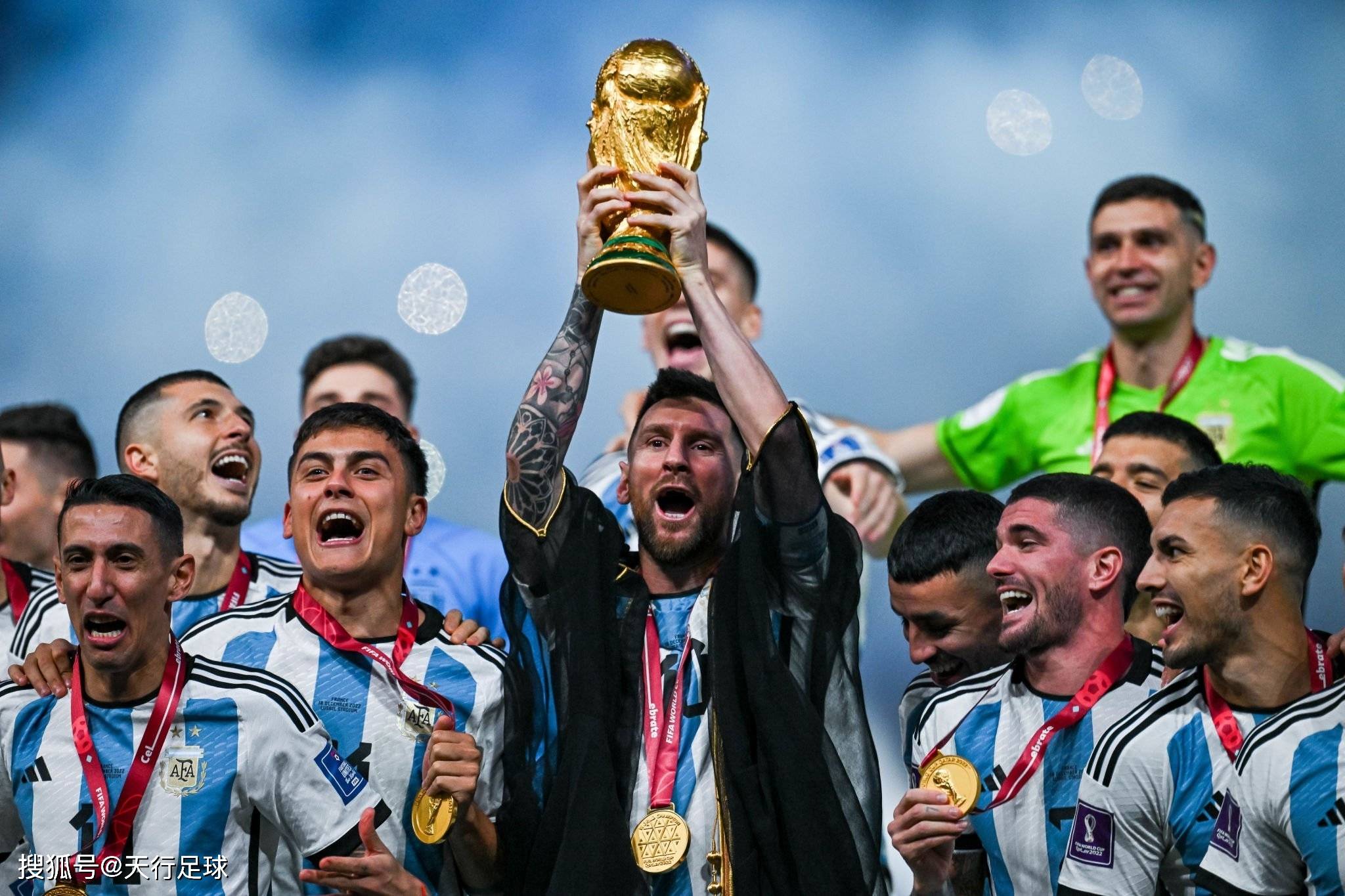 包含阿根廷队主场战胜荷兰队获得友谊赛胜利的词条