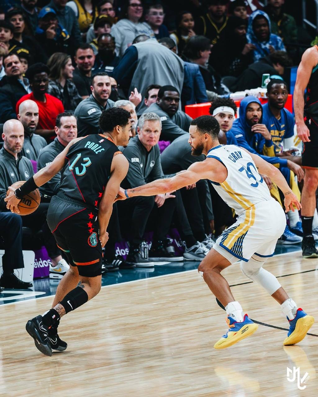 勇士主场不敌猛龙,遭遇两连败 勇士主场不敌猛龙,遭遇两连败