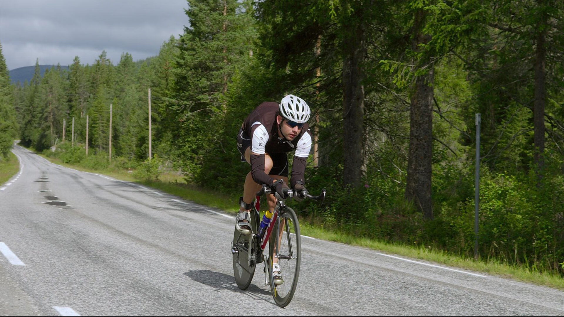 绿茵场上的波斯铁骑与蓝月利刃,当曼城战术遇上伊朗铁血,托尼如何撕裂防线?