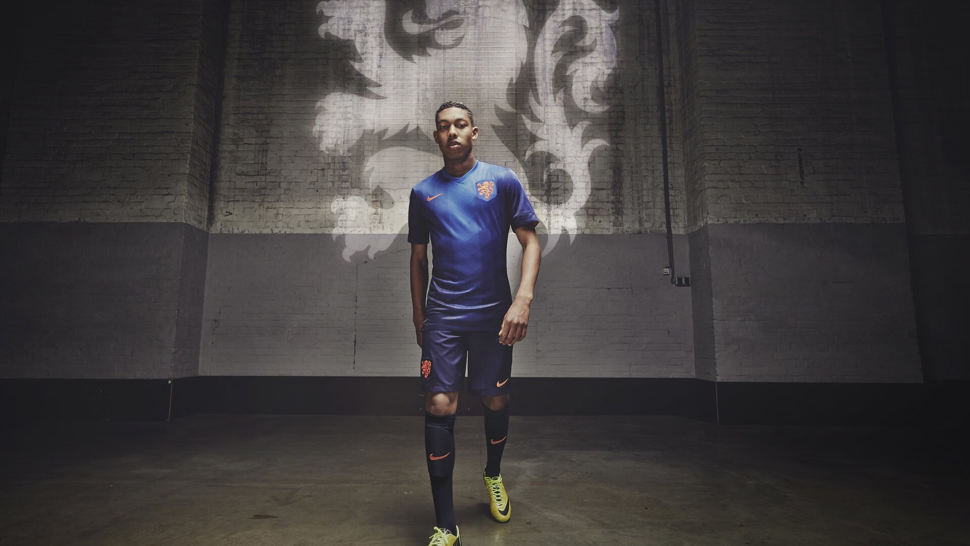 塞恩斯点燃赛场，威廉姆斯险胜法拉利，一场改写历史的雨战